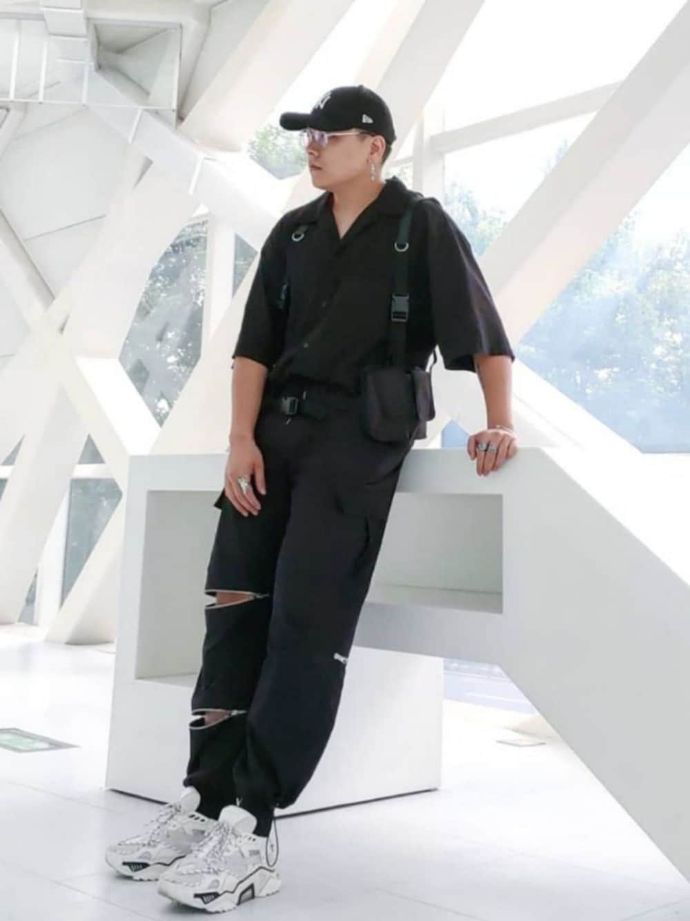 ブラック系のシャツ/ブラウス、ブラック系のパンツ、ブラック系のバッグを着用したメンズの夏コーディネートの1枚目の写真