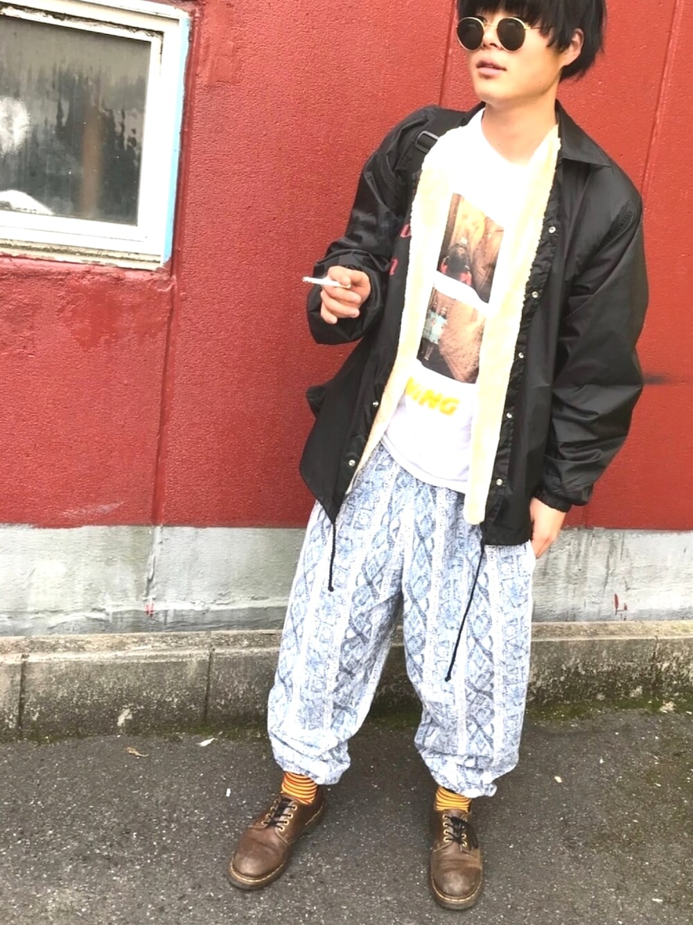 「休日スタイル、論理、古着MIX、広島、ゆるコーデ、H&M、おしゃれさんと繋がりたい、Dr.Martens、古着」｜「LONELY/論理のLONELY　LONELISM3 COACH JKT（その他アウター、ブラック系）」を使った、しゅがーさん（メンズ・173cm）の冬コーディネートの1枚目の写真