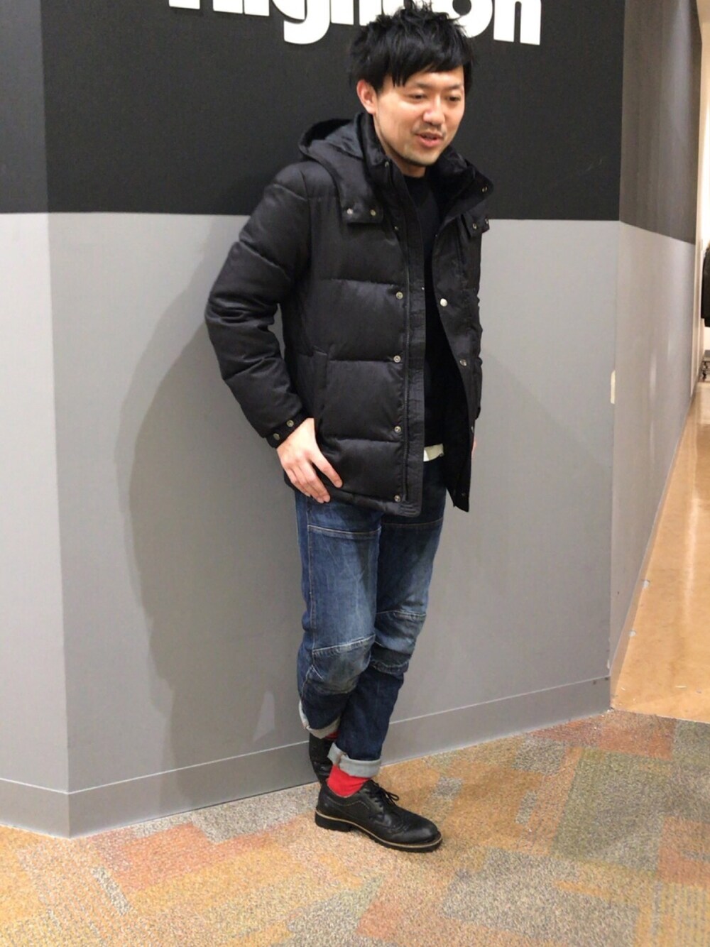 「カジュアル、赤い靴下、Right-on、丸八ダウン、ダウンジャケット、ジースター・ロゥ(G-STAR RAW)」｜「Right-onの【BACK NUMBER】マルハチウールタッチショートダウン（ダウンジャケット/コート、ブラック系）」を使った、Akihito Itoさん（メンズ・169cm）の冬コーディネートの1枚目の写真