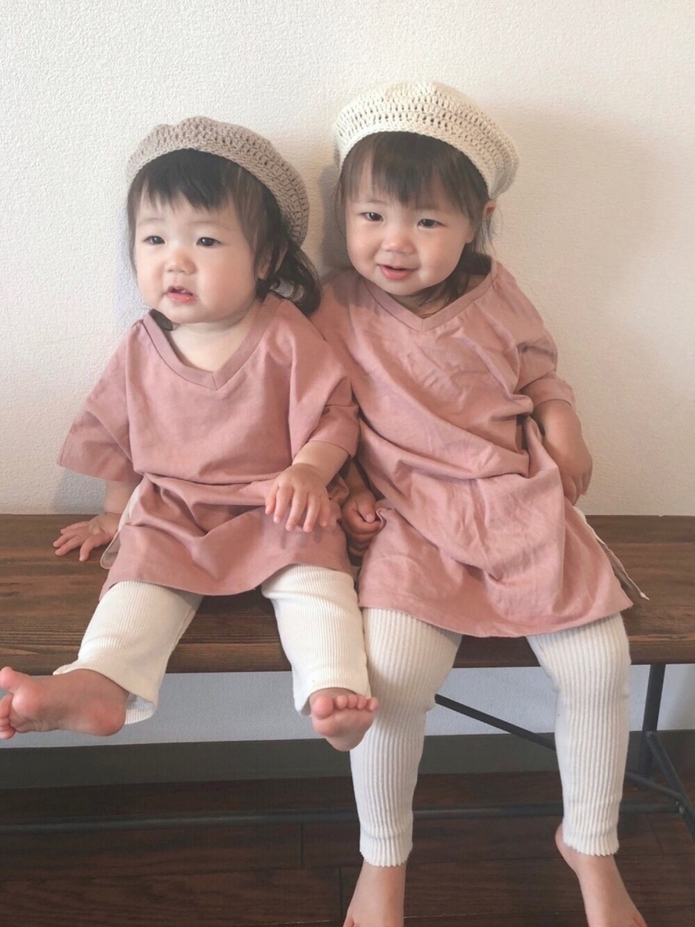 ピンク系のワンピース、ホワイト系のレギンス/スパッツ、ベージュ系のレギンス/スパッツを着用したキッズの春コーディネートの1枚目の写真