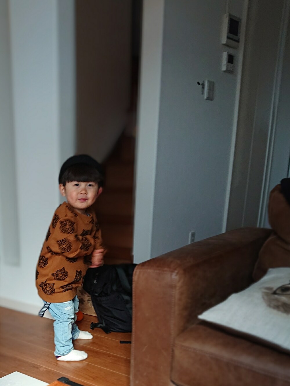 「カジュアル、男の子、2歳」｜「H&Mのアイテム（スウェット、ブラウン系）」を使った、momoさん（キッズ・90cm）の冬コーディネートの1枚目の写真
