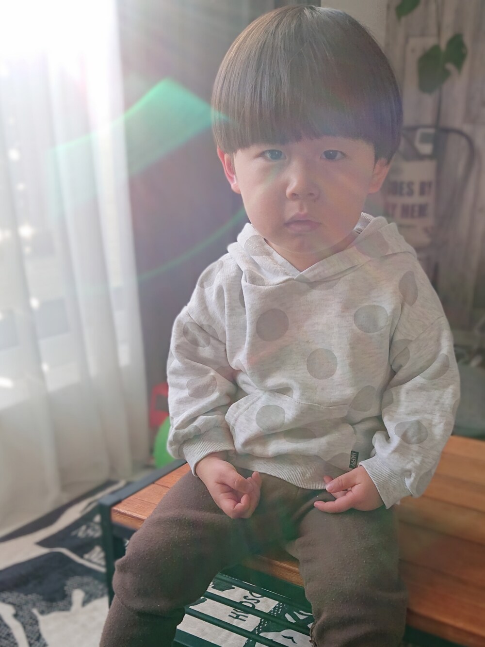 「スウェットパーカー、カジュアルコーデ」｜「西松屋のアイテム（その他パンツ、ブラウン系）」を使った、momoさん（キッズ・90cm）の冬コーディネートの1枚目の写真