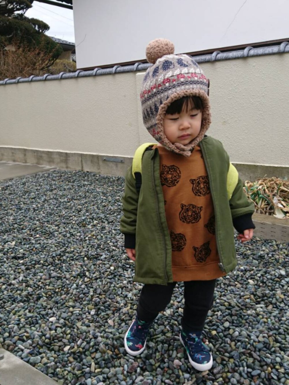 「男の子、カジュアル、キッズコーデ」｜「西松屋のアイテム（ミリタリージャケット、グリーン系）」を使った、momoさん（キッズ・90cm）の冬コーディネートの1枚目の写真