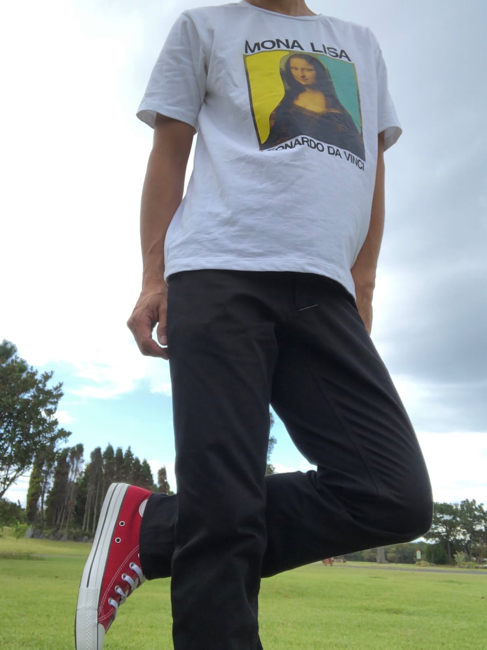 「コンバース、夏物、秋物、クロパンツ、モナリザ、赤い靴」｜「THE SHOP TK のアイテム（Tシャツ/カットソー、ホワイト系）」を使った、たかみつさん（メンズ・170cm）の秋コーディネートの1枚目の写真