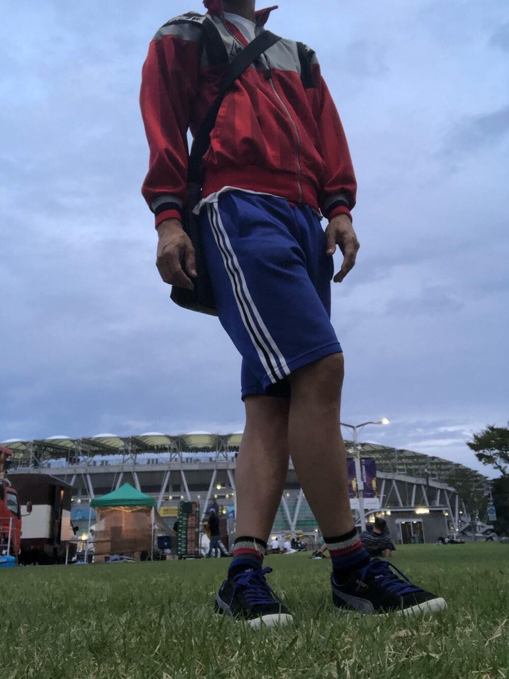 「adidasのアイテム（その他パンツ、ブルー系）」を使った、たかみつさん（メンズ・170cm）の秋コーディネートの1枚目の写真
