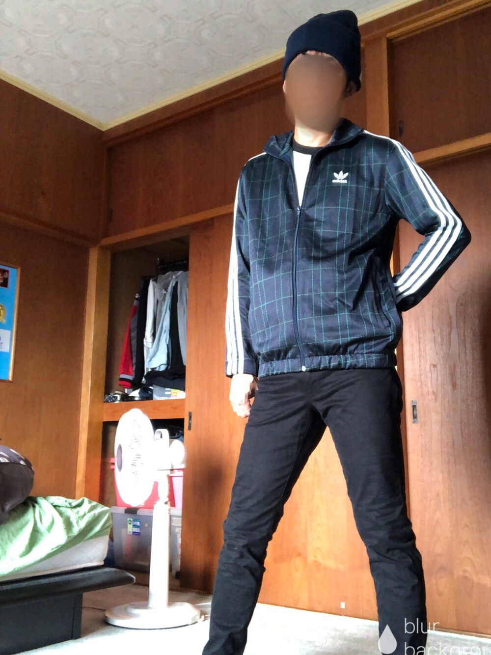 「adidas」｜「ABAHOUSEのアイテム（その他パンツ、ブラック系）」を使った、たかみつさん（メンズ・170cm）の秋コーディネートの1枚目の写真