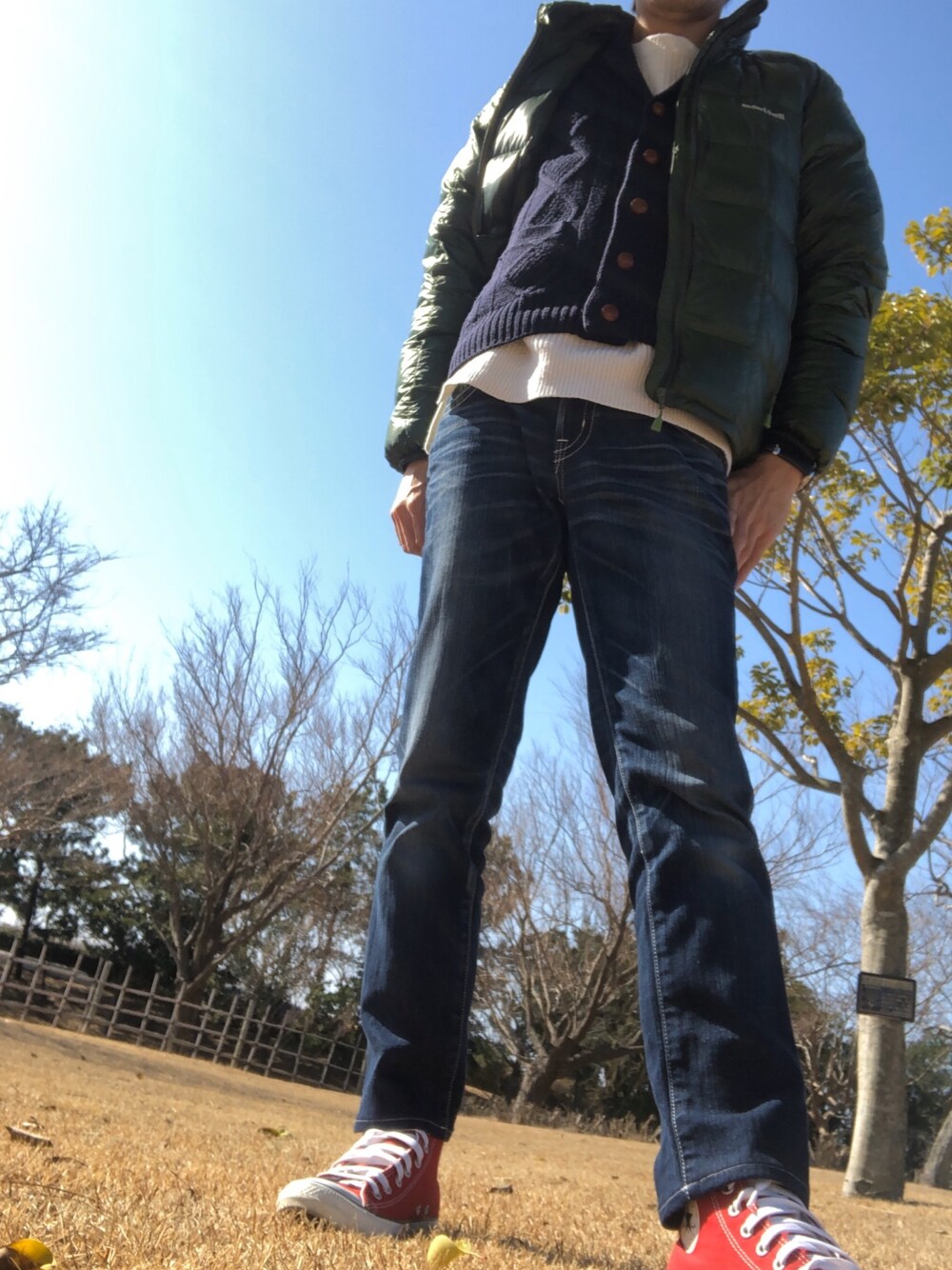 「公園」｜「MOUSSYのアイテム（デニムパンツ、ブルー系）」を使った、たかみつさん（メンズ・170cm）の冬コーディネートの1枚目の写真