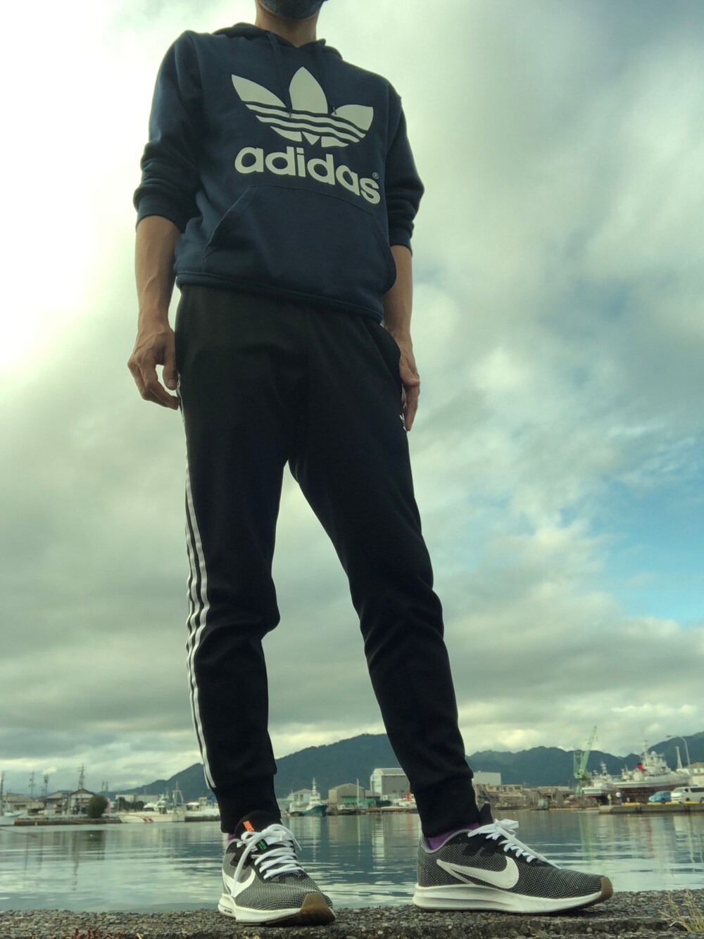 「海、ウォーキングスタイル」｜「NIKEのアイテム（スニーカー、グレー系）」を使った、たかみつさん（メンズ・170cm）の春コーディネートの1枚目の写真