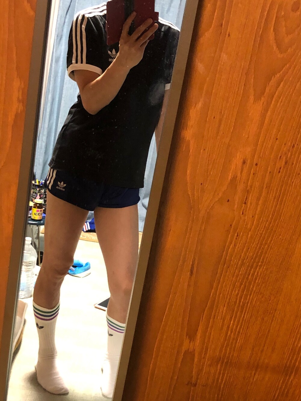 「アディダス、ショートパンツ 白、クルーソックス、バレーボール、ランニングスタイル」｜「adidasのスリーストライプスTシャツ [3 STRIPES TEE] アディダスオリジナルス（Tシャツ/カットソー、ブラック系）」を使った、たかみつさん（メンズ・170cm）の夏コーディネートの1枚目の写真