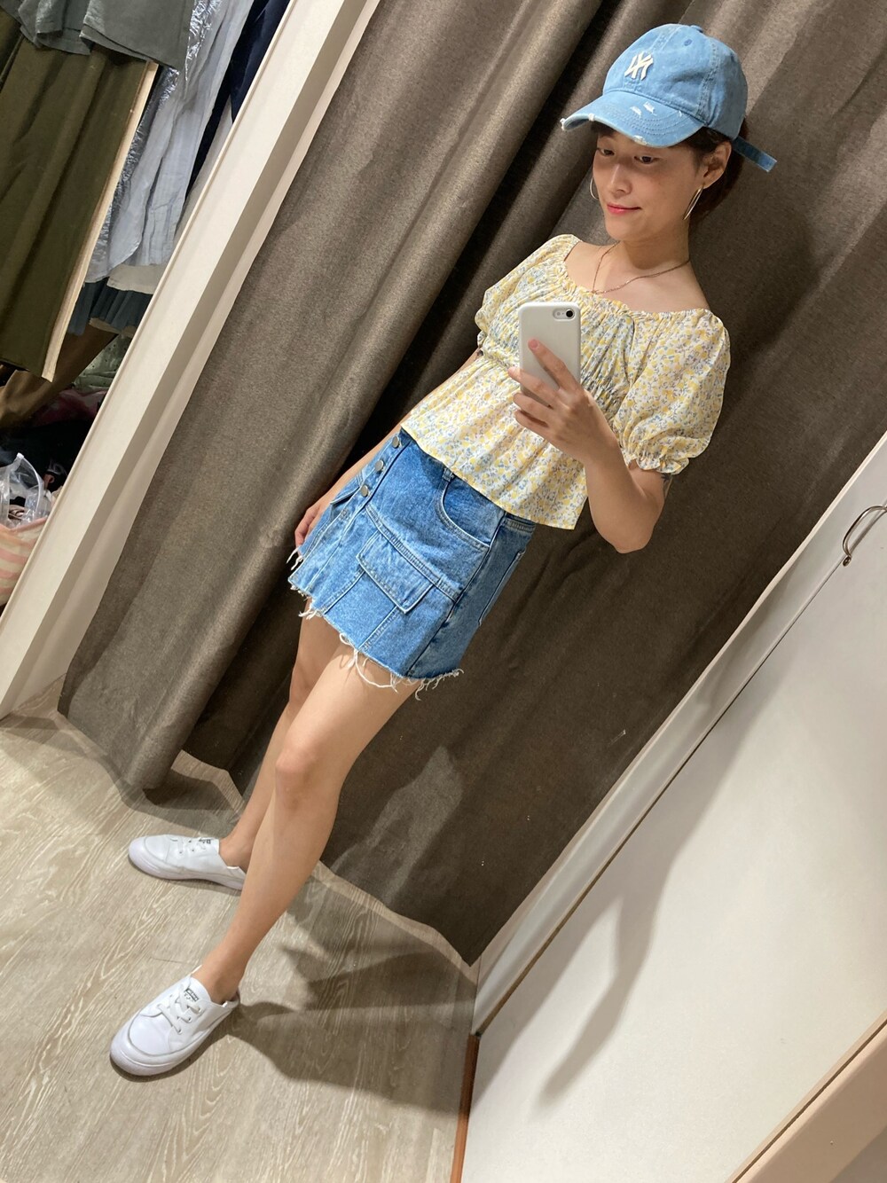 「no brandのアイテム（デニムスカート、ブルー系）」を使った、Ashさん（レディース・155cm）の春コーディネートの1枚目の写真
