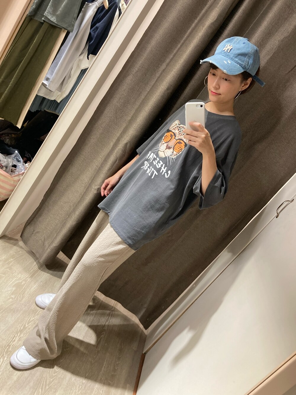 「no brandのアイテム（Tシャツ/カットソー、グレー系）」を使った、Ashさん（レディース・155cm）の春コーディネートの1枚目の写真