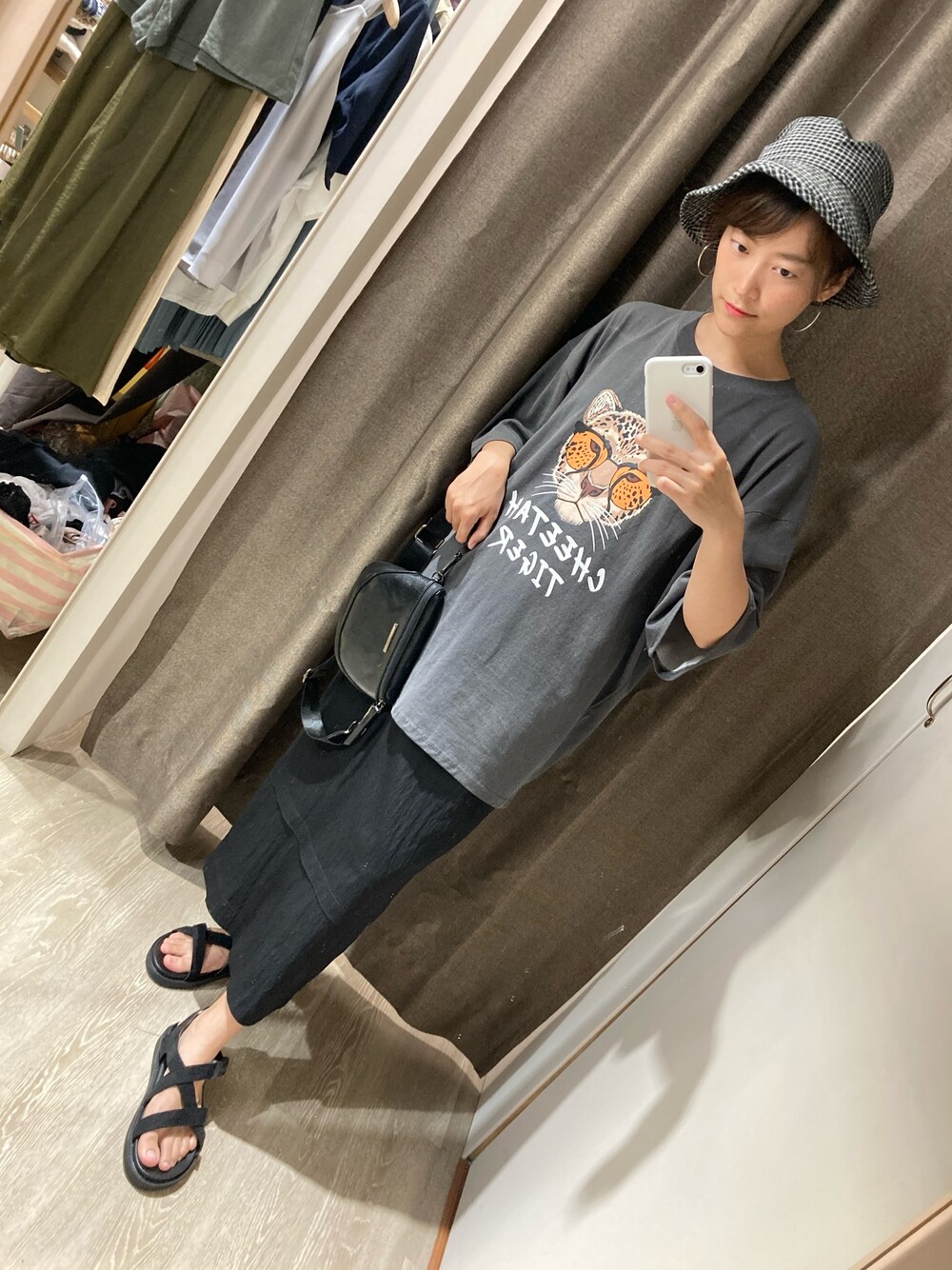 「no brandのアイテム（Tシャツ/カットソー、グレー系）」を使った、Ashさん（レディース・155cm）の春コーディネートの1枚目の写真