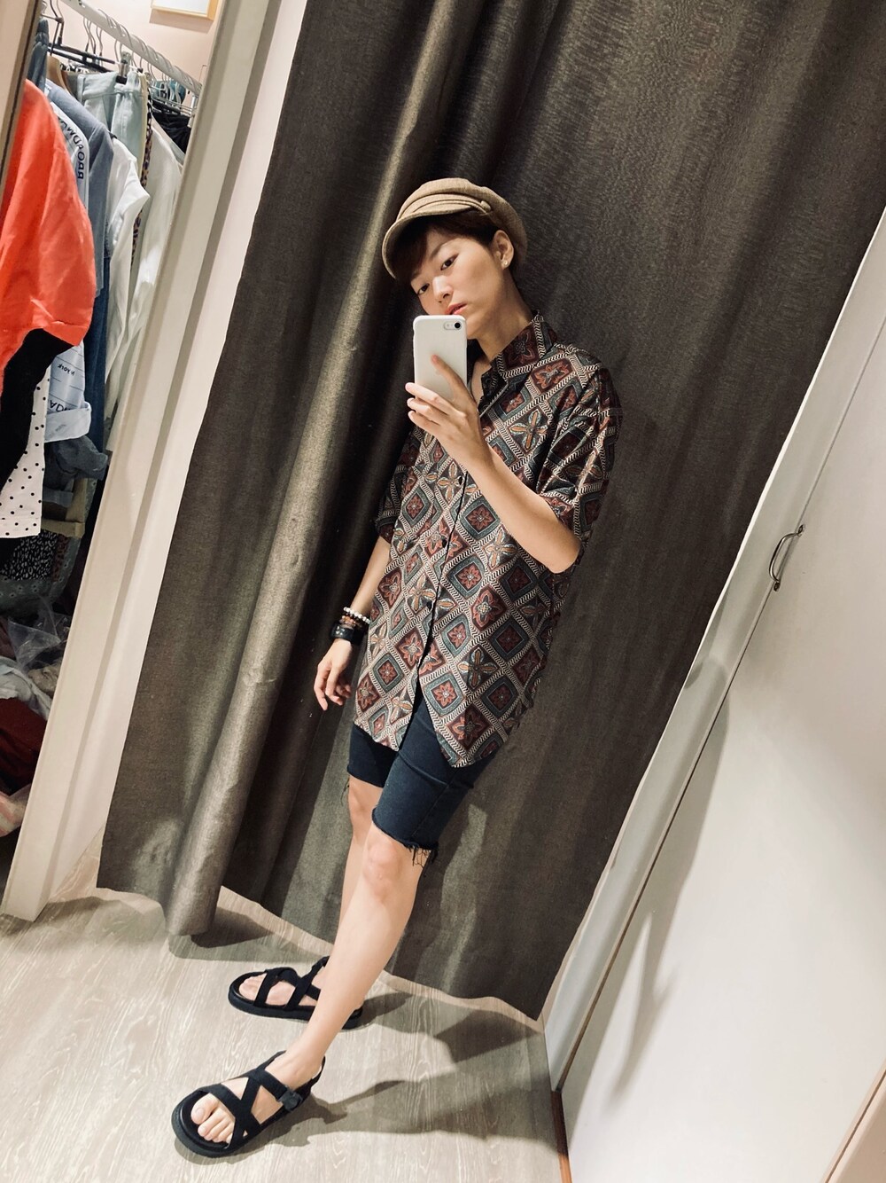 「no brandのアイテム（サンダル、ブラック系）」を使った、Ashさん（レディース・155cm）の春コーディネートの1枚目の写真