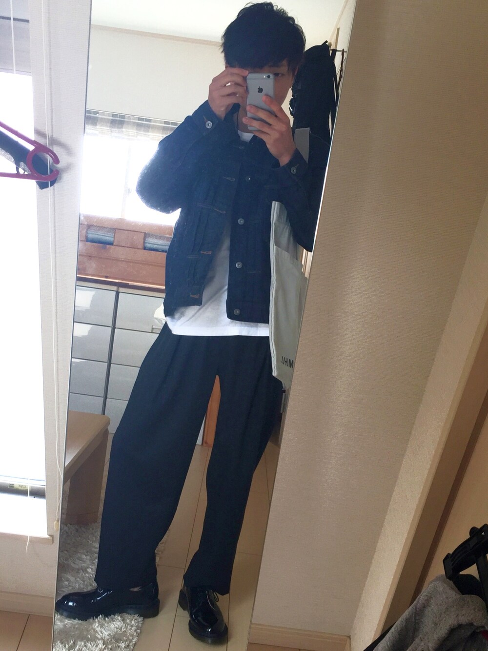 ブラック系のドレスシューズ、ブラック系のスラックス、ホワイト系のTシャツ/カットソーを着用したメンズの春コーディネートの1枚目の写真