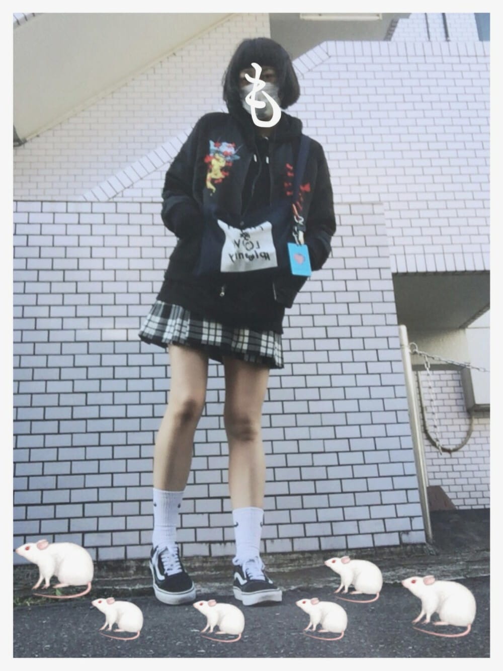 ブラック系のブルゾンを着用したレディースの冬コーディネートの1枚目の写真