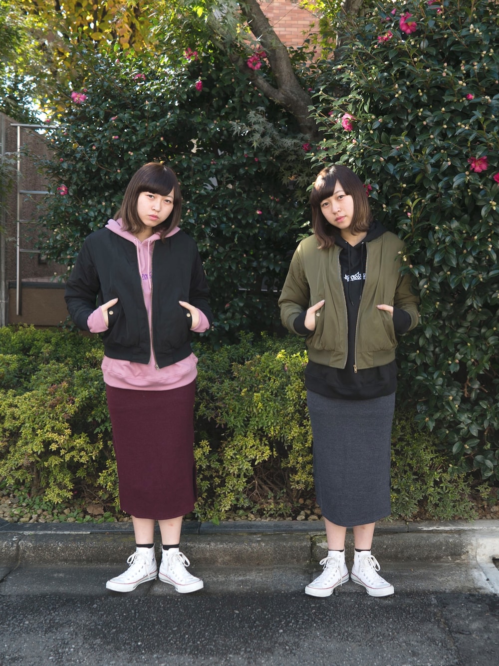「お揃い、双子コーデ、色違いコーデ、SPINNS、パーカー、MA-1、タイトスカート」｜「SPINNSのミディアム丈リブニットタイトスカート（スカート、レッド系）」を使った、もふさんさん（レディース・164cm）の冬コーディネートの1枚目の写真