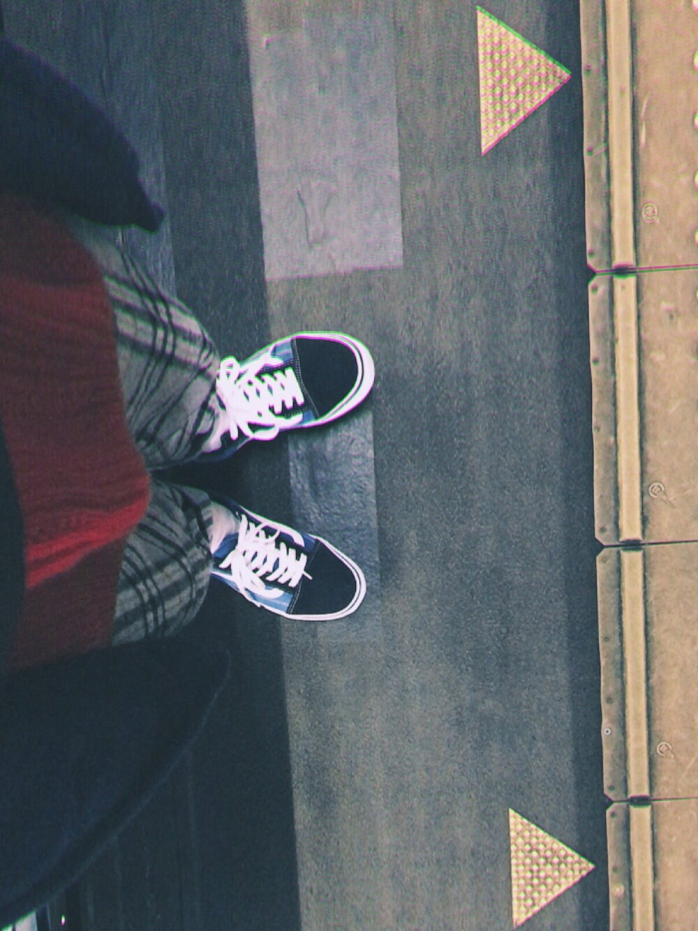 「スニーカー、VANS、オールドスクール、street」｜「VANSの【VANS】OLD SCHOOL NAVY WOMEN（スニーカー、ブルー系）」を使った、もふさんさん（レディース・164cm）の冬コーディネートの1枚目の写真
