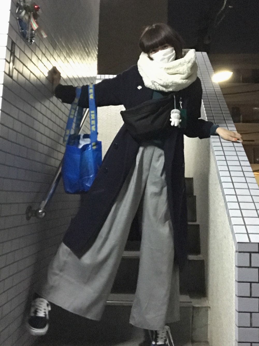 「ラクチンコーデ、プチプラコーデ、ロングコート、オールドスクール、VANS、スヌード」｜「VANSの【VANS】OLD SCHOOL NAVY WOMEN（スニーカー、ブルー系）」を使った、もふさんさん（レディース・164cm）の冬コーディネートの1枚目の写真