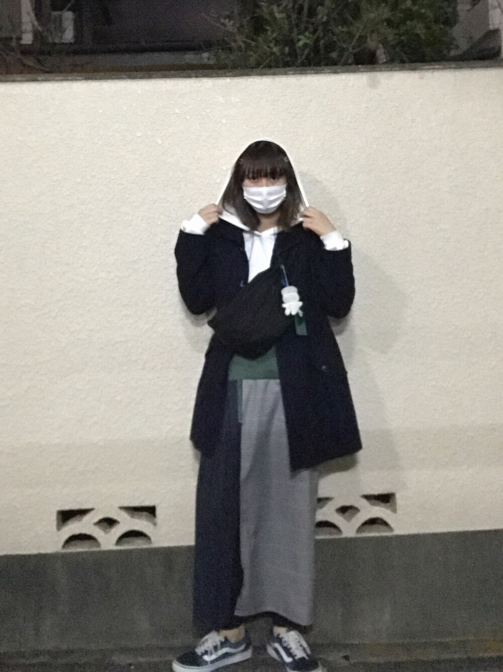 「ロングスカート、パーカー、VANS、オールドスクール」｜「VANSの【VANS】OLD SCHOOL NAVY WOMEN（スニーカー、ブルー系）」を使った、もふさんさん（レディース・164cm）の冬コーディネートの1枚目の写真