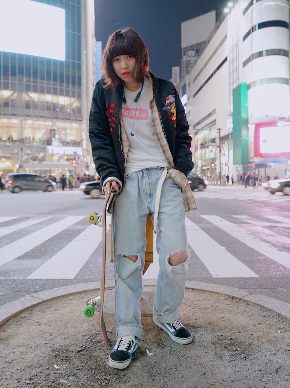 「デニム、ダメージデニムパンツ、MA-1、チェックシャツ、スケータースタイル、skater、VANS」｜「トーキョーナイトダイブのアイテム（MA-1、ブラック系）」を使った、もふさんさん（レディース・164cm）の春コーディネートの1枚目の写真