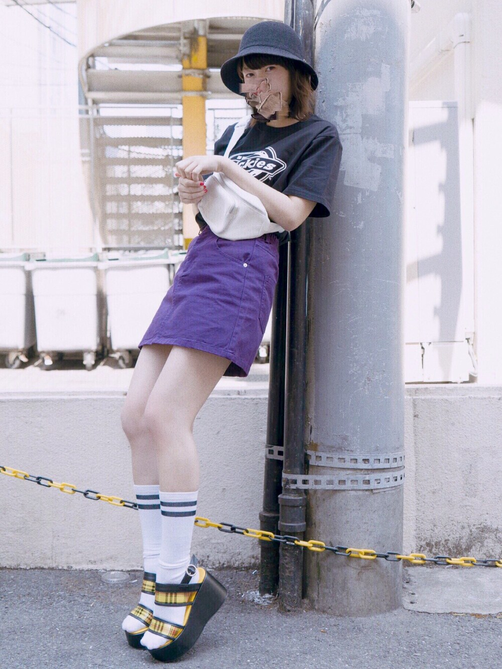 「ストリート、street、ミニスカート、Tシャツ、Dickies、夏、summer、SPINNS」｜「SPINNSの【UNISEX】メッシュウエストポーチ（ボディバッグ/ウエストポーチ、ホワイト系）」を使った、もふさんさん（レディース・164cm）の春コーディネートの1枚目の写真