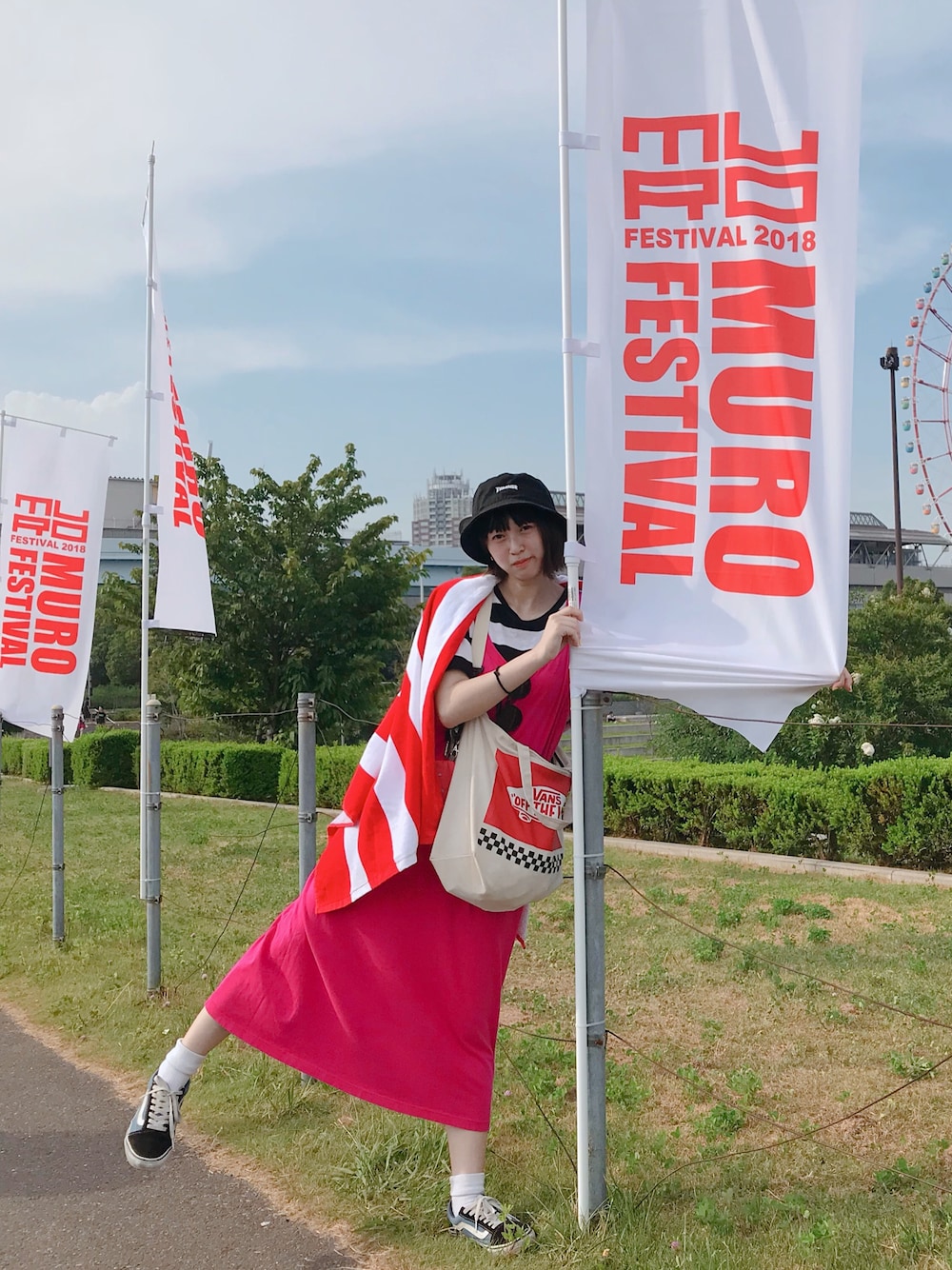 「夏フェス、フェススタイル、古着、ワンピース、ボーダー、THRASHER、VANS」｜「ムロフェス2日目のアイテム（Tシャツ/カットソー、ピンク系）」を使った、もふさんさん（レディース・164cm）の夏コーディネートの1枚目の写真
