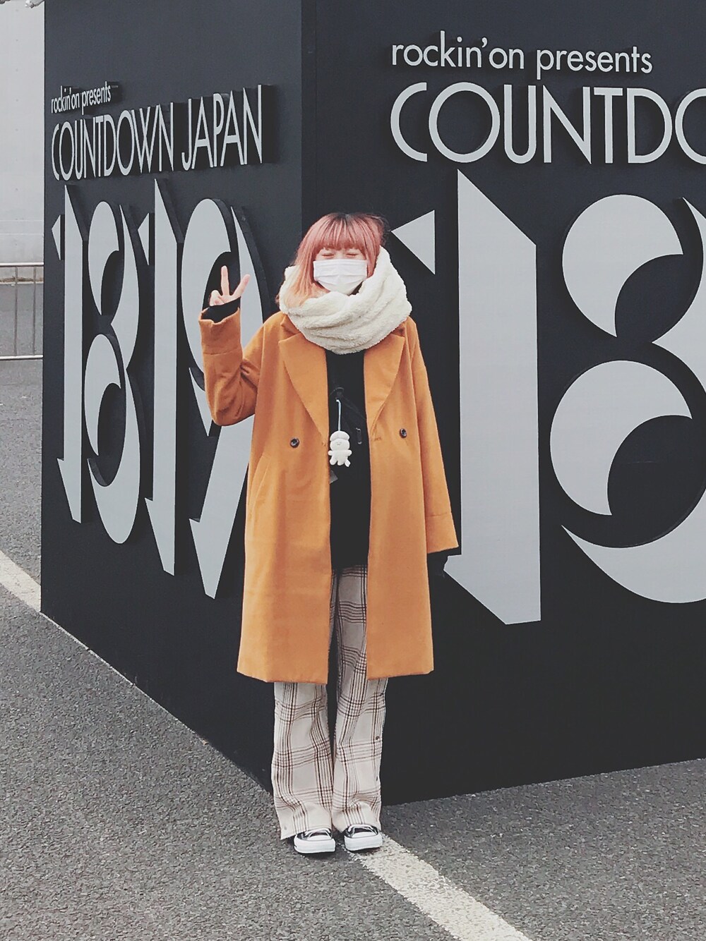 「フェススタイル、CDJ、COUNTDOWN JAPAN、冬フェス、ライブ、コンバース」｜「SPINNSのフェイクウールビッグチェスターコート（チェスターコート、イエロー系）」を使った、もふさんさん（レディース・164cm）の冬コーディネートの1枚目の写真