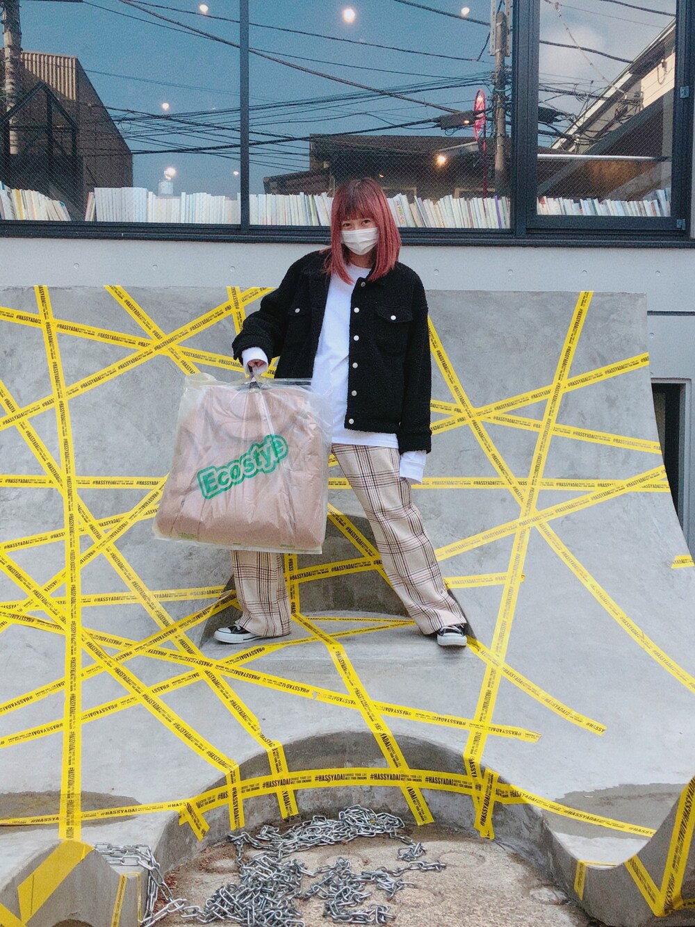 「ゆるコーデ、チェックパンツ、しまむら、SPINNS、コンバース、コンバース オールスター、花粉症」｜「SPINNSのもこもこボアビッグジャケット（ブルゾン、ブラック系）」を使った、もふさんさん（レディース・164cm）の春コーディネートの1枚目の写真