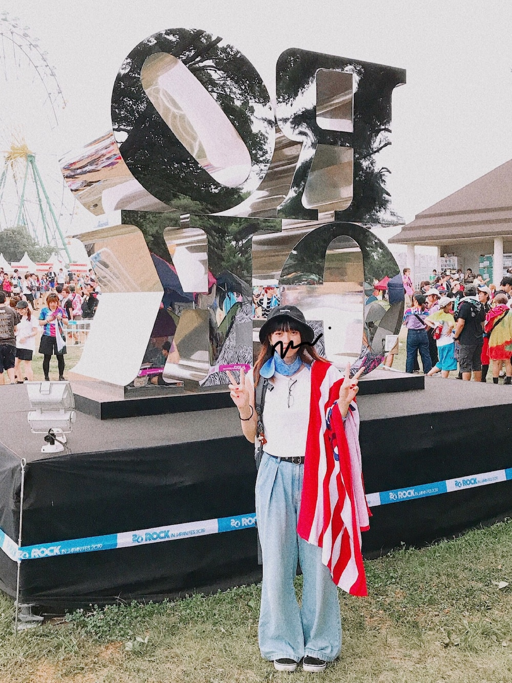 「夏フェス、summer、デニムパンツ、白Tシャツ、ROCK IN JAPAN FES、ロッキン、THE NORTH FACE、THRASHER、VANS」｜「SPINNSの【プチプラシリーズ】無地ノースリーブタンクトップ（タンクトップ、ホワイト系）」を使った、もふさんさん（レディース・164cm）の夏コーディネートの1枚目の写真
