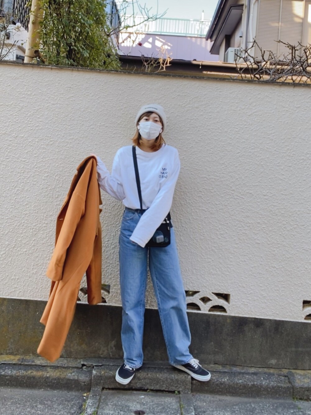 「大人カジュアル、今日のコーデ、ストーリート、デニムコーデ、デニムパンツ、UNIQLO、コンバース、My Hair is Bad、バンドT」｜「UNIQLOのワイドフィットカーブジーンズ（丈長め82cm）（デニムパンツ、ブルー系）」を使った、もふさんさん（レディース・164cm）の冬コーディネートの1枚目の写真
