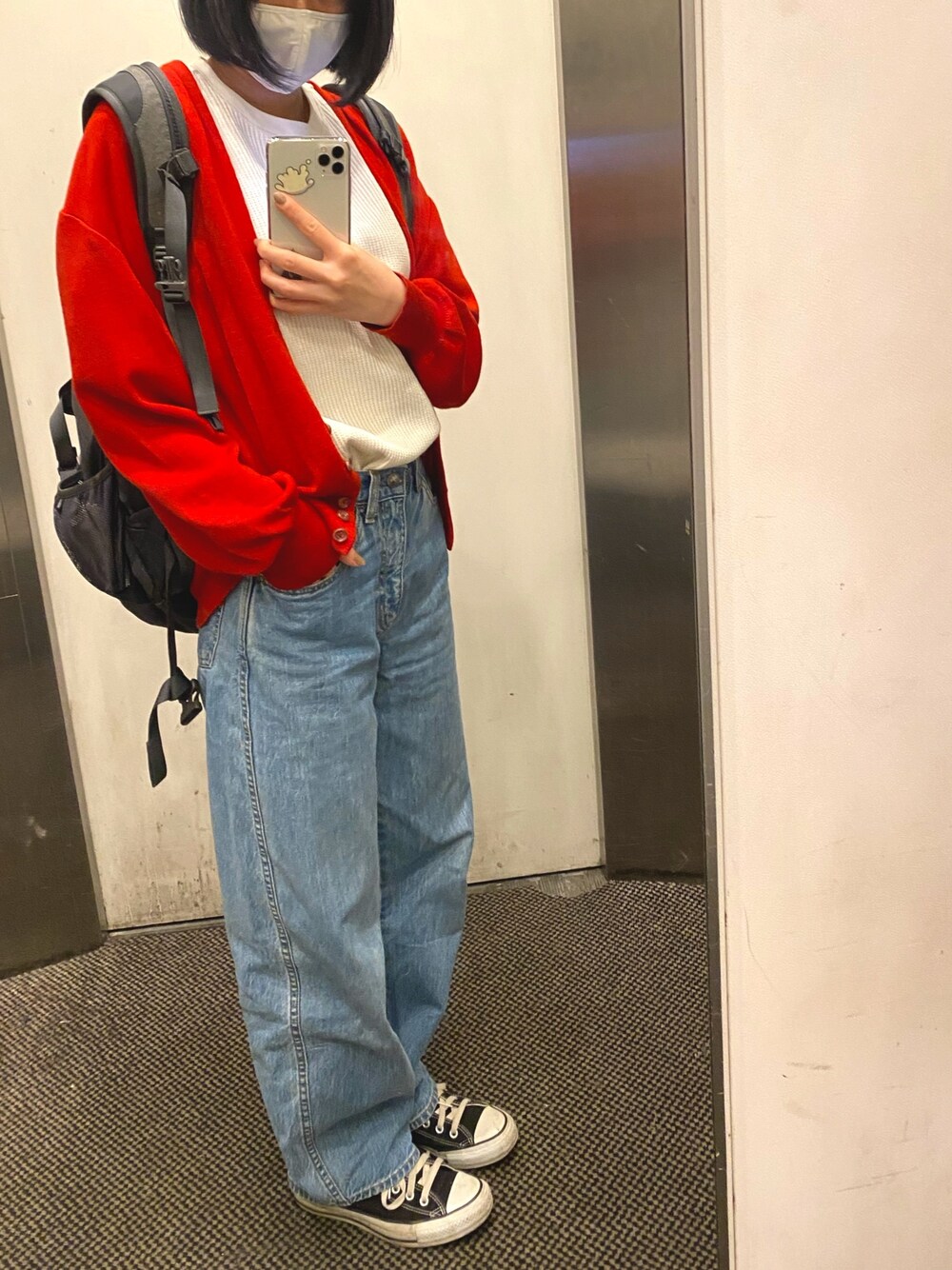 「デニム、ワッフル、白Tシャツ、赤カーディガン、UNIQLO、コンバース、古着MIX」｜「UNIQLOのワイドフィットカーブジーンズ（丈長め82cm）（デニムパンツ、ブルー系）」を使った、もふさんさん（レディース・164cm）の春コーディネートの1枚目の写真
