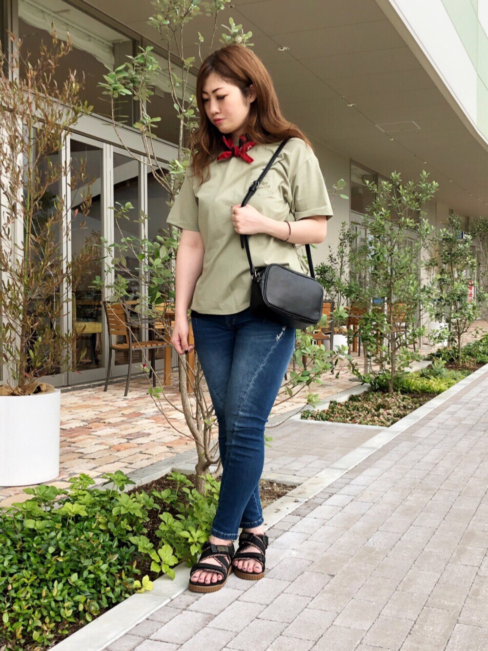 「デニム、AVIREX、大人カジュアル、ラフ、ootd、スキニーデニム、レザーバッグ、ミニバッグ、夏コーデ、Tシャツ×デニム」｜「AVIREXのアイテム（Tシャツ/カットソー、グリーン系）」を使った、YUMIEさん（レディース・160cm）の夏コーディネートの1枚目の写真