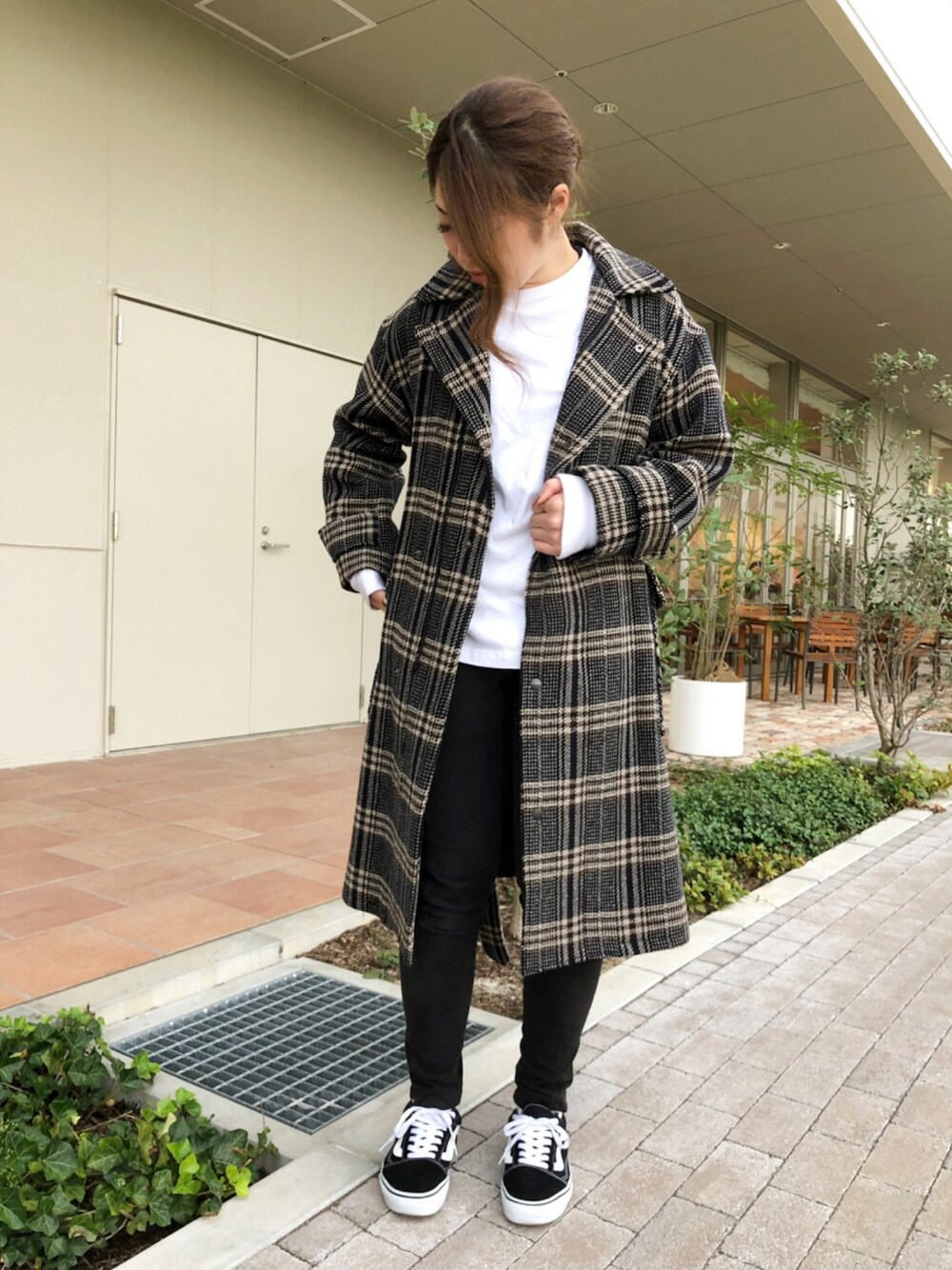 「チェック、カジュアル、シンプル、スキニーパンツ、AVIREX、ウールコート、ロングコート、きれいめカジュアル、秋冬、チェック柄に恋してる」｜「AVIREXのウールロングコート/ WOOL LONG COAT（チェスターコート、ブルー系）」を使った、YUMIEさん（レディース・160cm）の秋コーディネートの1枚目の写真