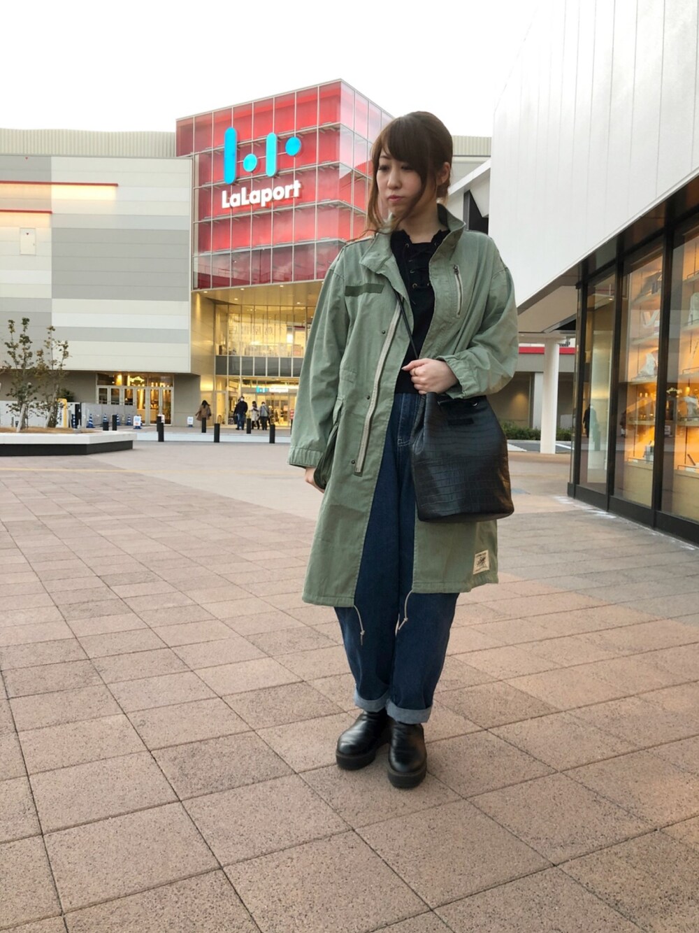 「カジュアル、シンプル、AVIREX、大人カジュアル、休日スタイル、ロングジャケット、ootd、春コーデ、オトナカジュアル、はるコーデ」｜「AVIREXのL-1/2SL LACE UP 2WAY（Tシャツ/カットソー、ブラック系）」を使った、YUMIEさん（レディース・160cm）の冬コーディネートの1枚目の写真