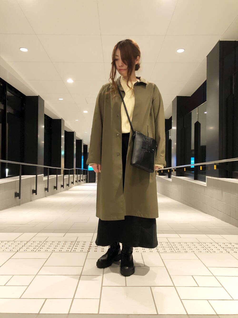 「コート、ニット、AVIREX、ロングスカート、大人コーデ、きれいめカジュアル、ootd、秋冬コーデ、AVIREXBelle、ファッションの力を信じよう」｜「AVIREXの【直営店限定】ファブリックコンビネーション ニットプルオーバー/ FABRIC COMBINATION KNIT PULLOVER（ニット/セーター、ホワイト系）」を使った、YUMIEさん（レディース・160cm）の秋コーディネートの1枚目の写真