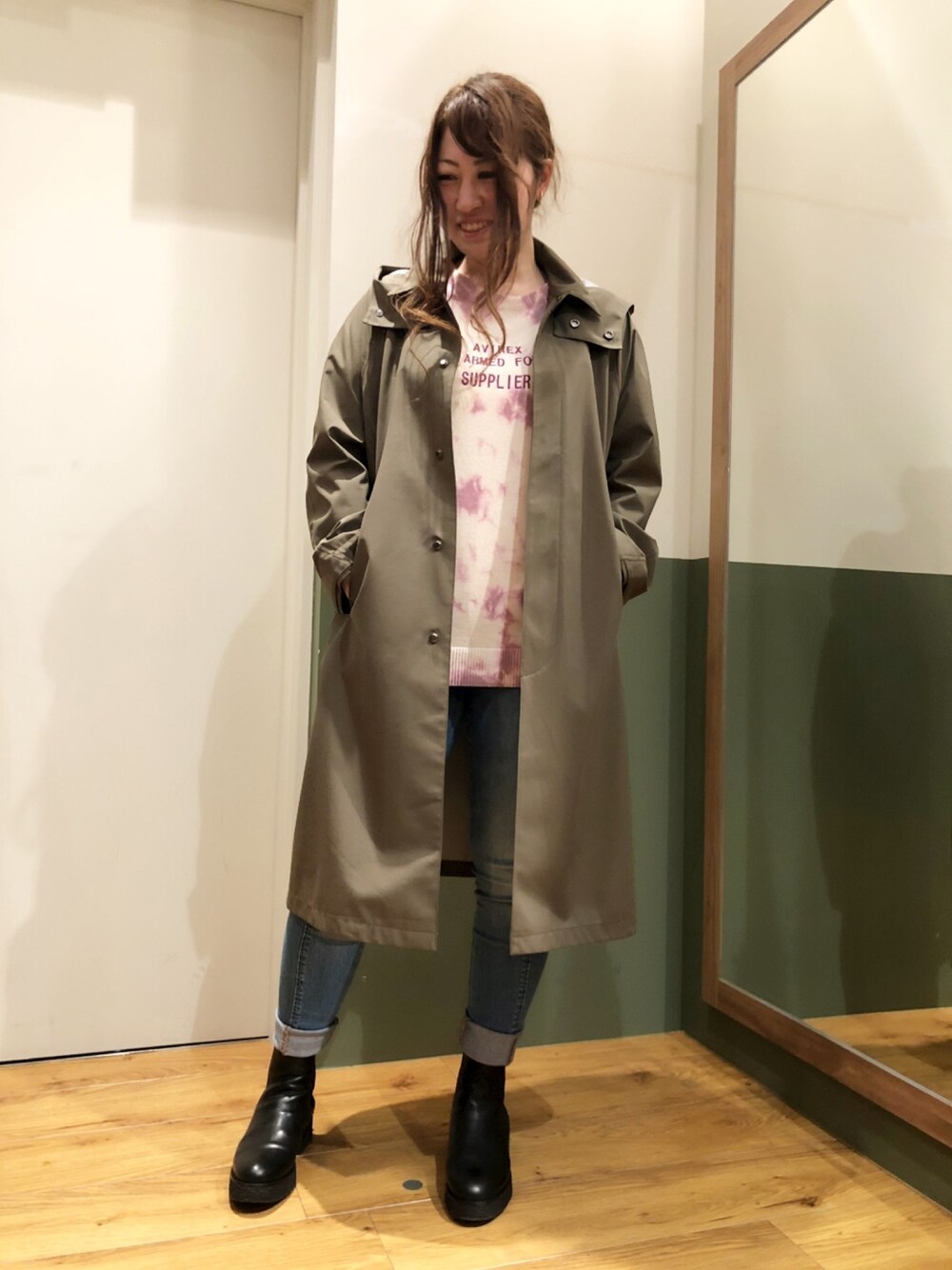 「コート、ニット、AVIREX、タイダイ柄、カーキ、ストレッチパンツ、カジュアルコーデ、オトナカジュアル、AVIREXBelle、ファッションの力を信じよう」｜「AVIREXのタイダイロゴ エンブロイダリーニットセーター/ TIE-DYE×LOGO EMBROIDERY KINT SWEATER（ニット/セーター、パープル系）」を使った、YUMIEさん（レディース・160cm）の冬コーディネートの1枚目の写真