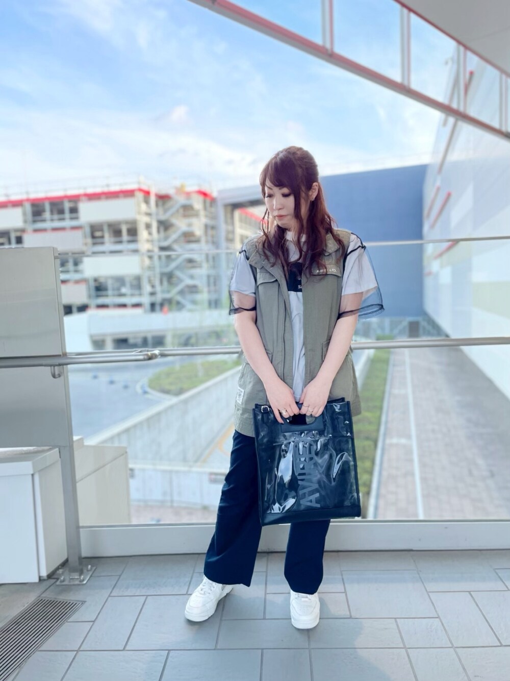 「AVIREX、ベスト、春夏コーデ、シースルー、シアー、メッシュバッグ、オトナカジュアル、おしゃれさんと繋がりたい、AVIREXBelle、ファッションの力を信じよう」｜「AVIREXのコットンヘンプ リップストップ ２ウェイジャケット/ COTTON HEMP LIPPSTOP 2WAY JKT（ミリタリージャケット、グリーン系）」を使った、YUMIEさん（レディース・160cm）の春コーディネートの1枚目の写真
