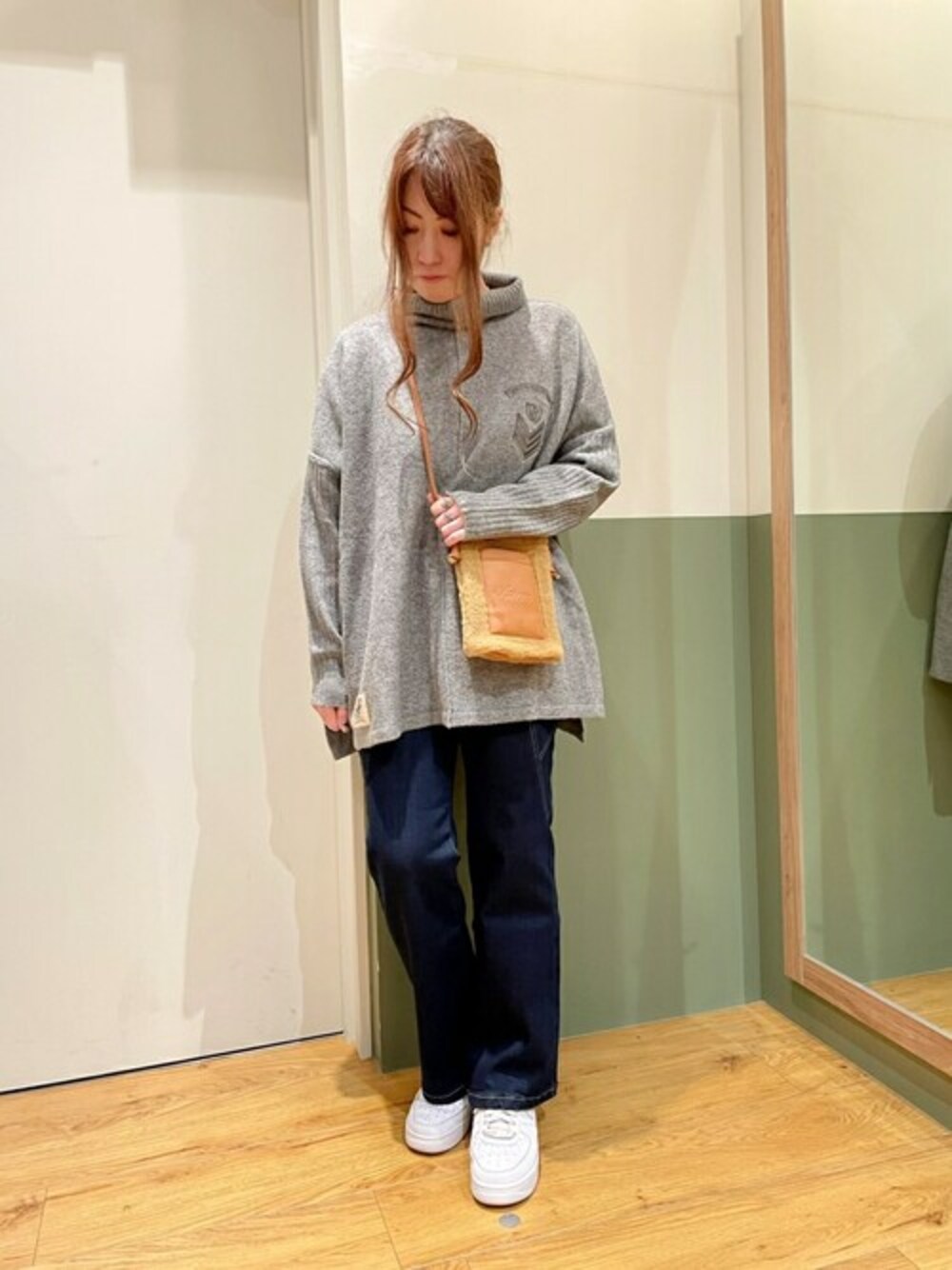 「ニット、デニム、AVIREX、冬コーデ、タートルネック、フレアパンツ、ミニバッグ、カジュアルコーデ、AVIREXBelle、ファッションの力を信じよう」｜「AVIREXのKNIT SOFT TURTLE WITH EMBLEM/ ニットソフトタートル ウィズエンブレム（ニット/セーター、グレー系）」を使った、YUMIEさん（レディース・160cm）の秋コーディネートの1枚目の写真