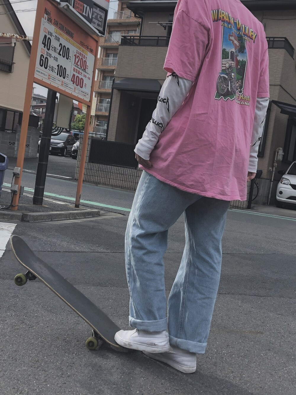 「おしゃれさんと繋がりたい、ストリート、スケボー」｜「Harley-Davidsonのアイテム（Tシャツ/カットソー、ピンク系）」を使った、naokiさん（メンズ・178cm）の冬コーディネートの1枚目の写真