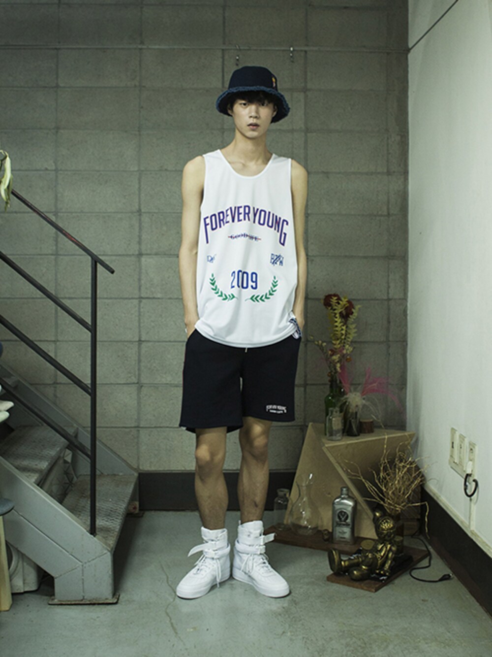 「shorts、BUCKET HAT、streetfashion、streetstyle、romanticcrown、sweatpants、로맨틱크라운、sleeveless」｜「ROMANTIC CROWNのBinder bucket hat_Navy（その他、その他）」を使った、romanticcrownさん（メンズ・187cm）の夏コーディネートの1枚目の写真