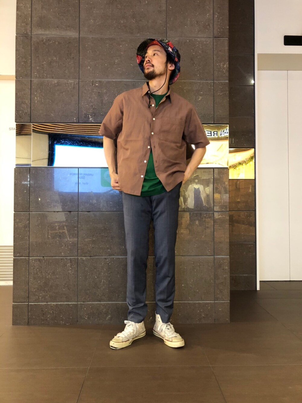 グリーン系のTシャツ/カットソー、ブラウン系のシャツ/ブラウス、その他のハットを着用したメンズの夏コーディネートの1枚目の写真