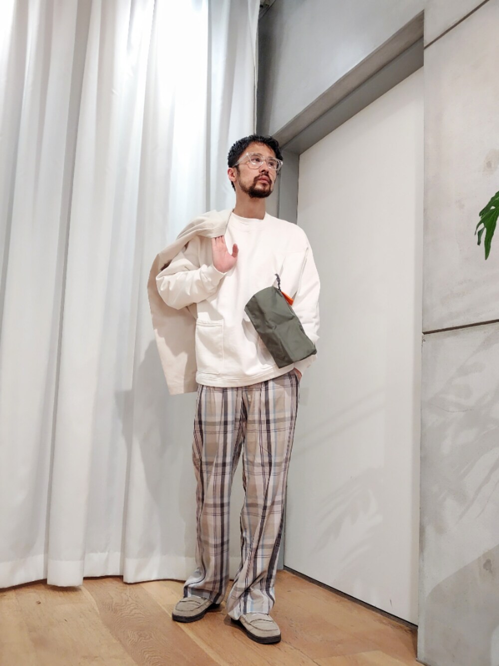 「SMELLY、眼鏡、クリアメガネ、ミステリーランチ、アーバンリサーチ、チェックパンツ、スウェット、Vertigo Designs」｜「SENSE OF PLACE by URBAN RESEARCHのアイテム（パンツ、その他）」を使った、I.Tさん（メンズ・178cm）の春コーディネートの1枚目の写真