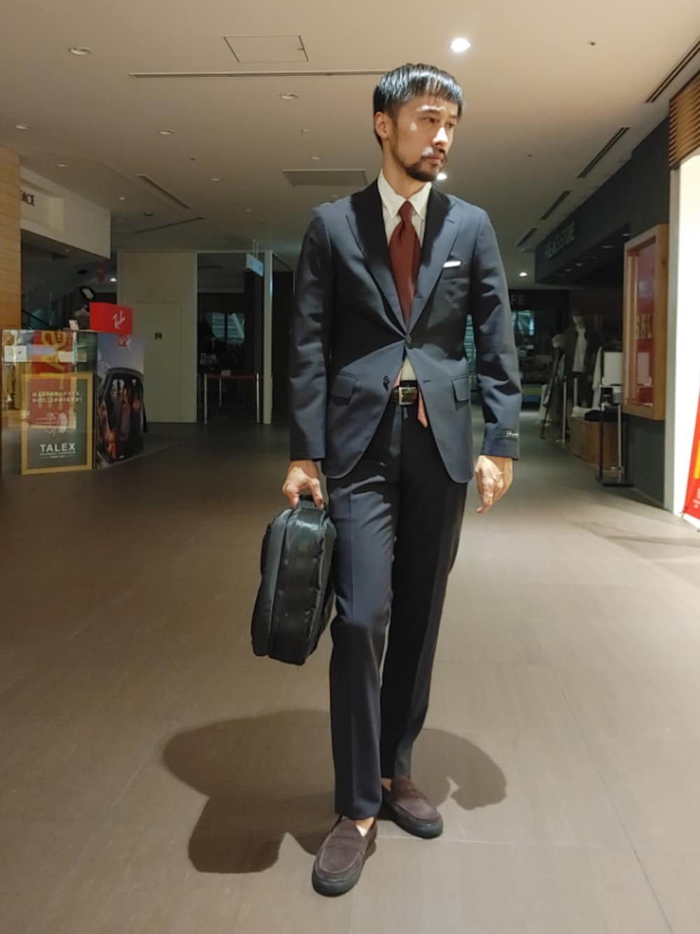 「ビジネススタイル、クールビズ、ローファー、ビジネスバッグ、通勤コーデ、結婚式、二次会、ドレス、ジャケット、スーツスタイル」｜「URBAN RESEARCH DOORSのアイテム（スーツセット、ブルー系）」を使った、I.Tさん（メンズ・178cm）の夏コーディネートの1枚目の写真