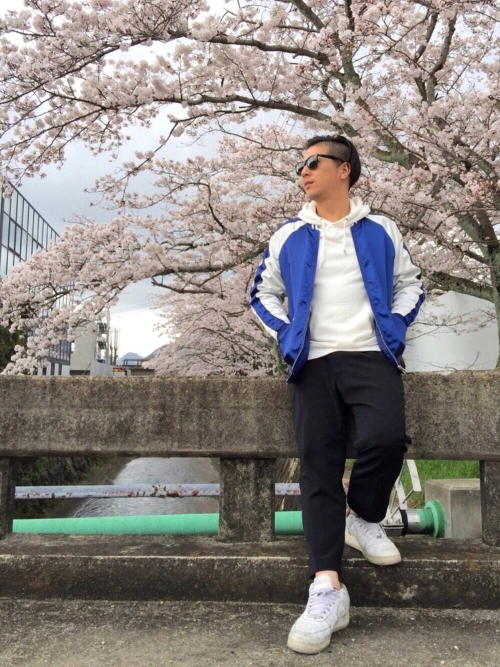 「お花見、オトナカジュアル、ネイビー、白スニーカー、モノトーン、スカジャン、レイバン、スラックス、エアフォースワン、ナイキ」｜「Ray-BanのRay-Ban ORIGINAL WAYFARER CLASSIC サングラス RB2140F52901/58（サングラス、ブラック系）」を使った、Ｊさん（メンズ・175cm）の春コーディネートの1枚目の写真