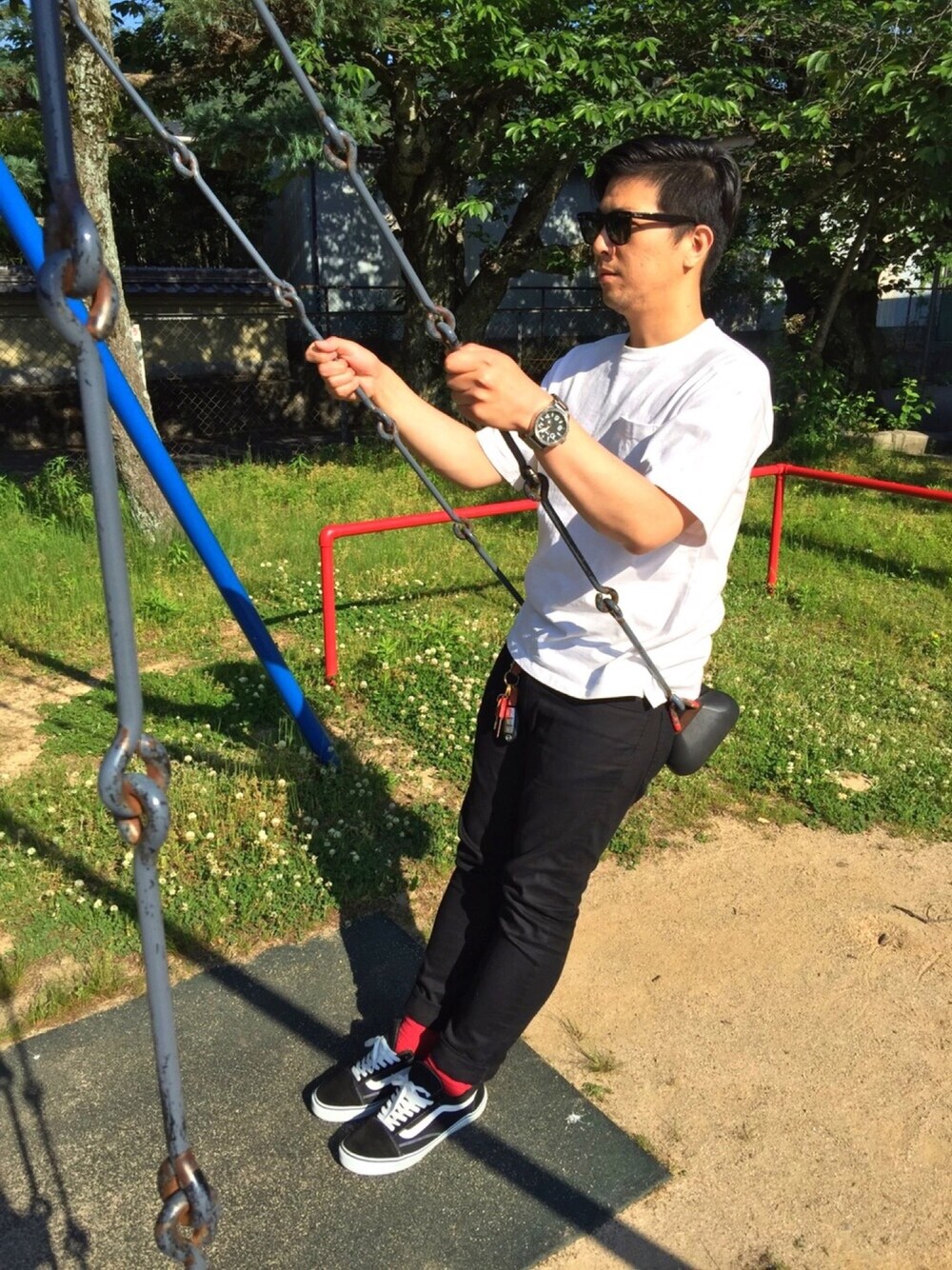 ホワイト系のTシャツ/カットソー、ブラック系のデニムパンツ、ブラック系のスニーカーを着用したメンズの春コーディネートの1枚目の写真