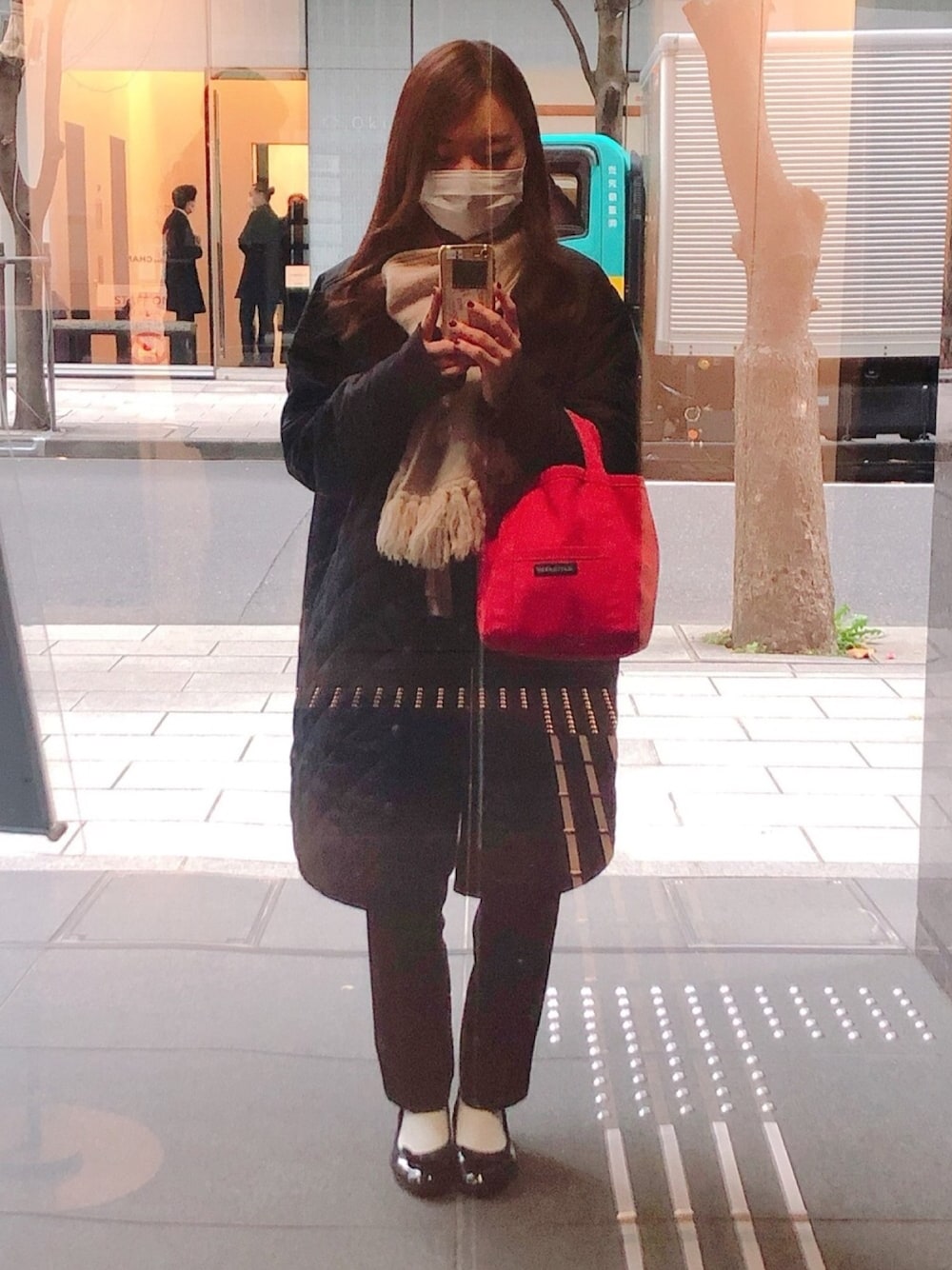 「marimekkoのアイテム（トートバッグ、レッド系）」を使った、chikaさん（レディース・152cm）の冬コーディネートの1枚目の写真