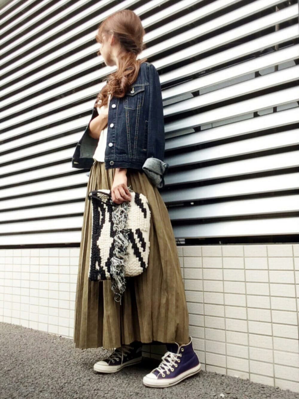 「カジュアル、Gジャン、スカンツ、プリーツスカート、マキシスカート、カーキ、クラッチバッグ、converse」｜「BLACK BY MOUSSYのOne wash Denim JK（デニムジャケット、ブルー系）」を使った、kaco…＊さん（レディース・160cm）の秋コーディネートの1枚目の写真