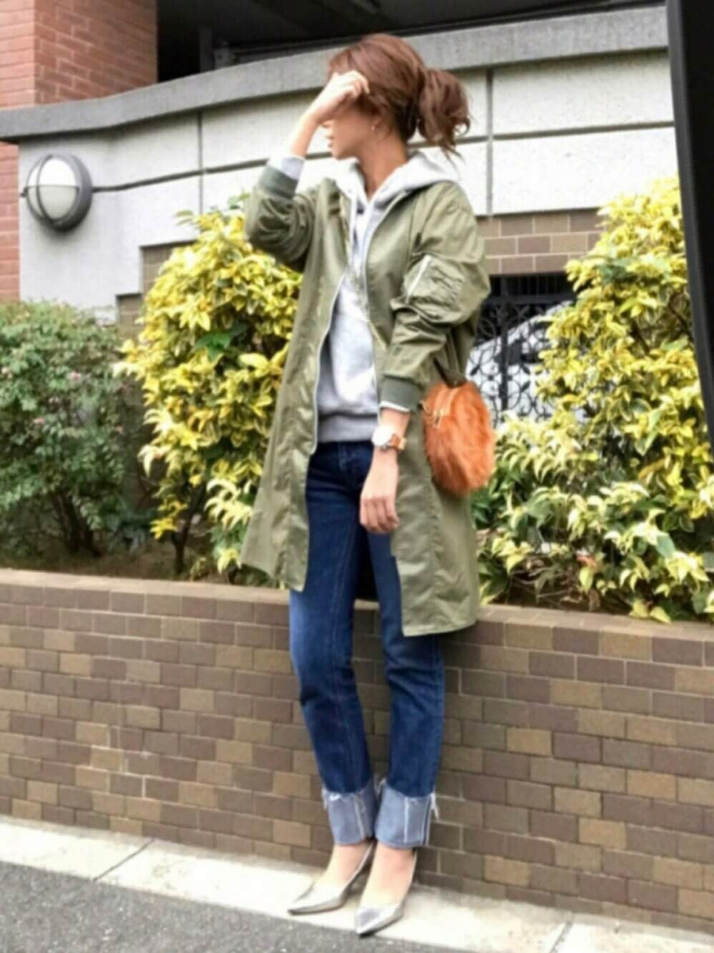 「オトナカジュアル、パーカー、グレーパーカー、GU、MA-1、カーキアウター、デニムパンツ、パンプス、ファーバッグ、サークルバッグ」｜「GUのアイテム（パーカー、グレー系）」を使った、kaco…＊さん（レディース・160cm）の秋コーディネートの1枚目の写真