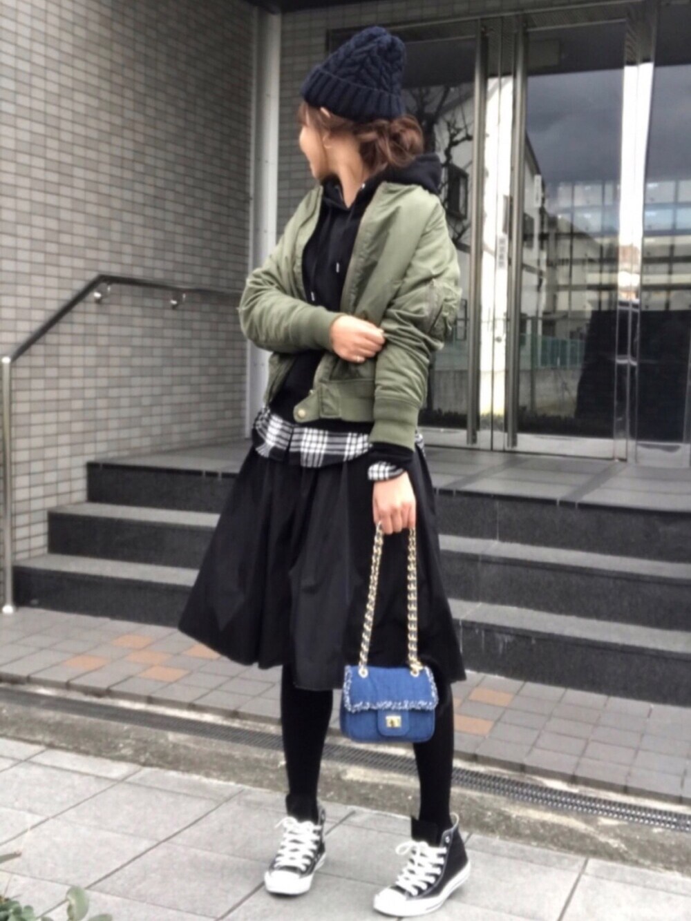 「カジュアル、MA-1、パーカー、チェックシャツ、ニット帽、スカート、ハイカットスニーカー、タイツ、チェーンバッグ」｜「GUのアイテム（パーカー、ブラック系）」を使った、kaco…＊さん（レディース・160cm）の冬コーディネートの1枚目の写真