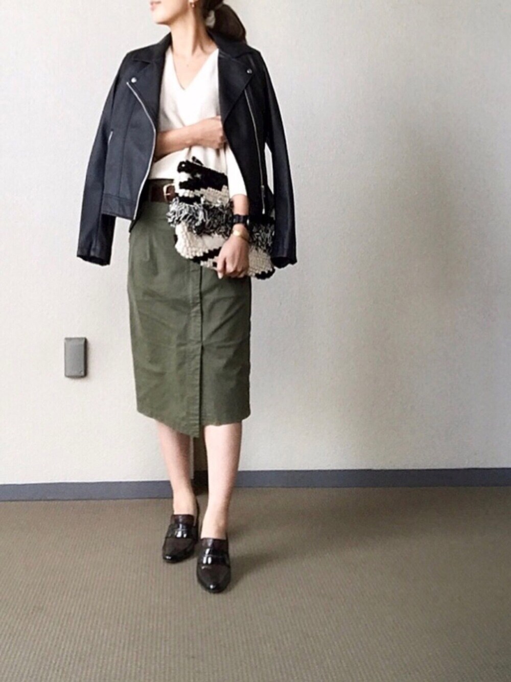 「大人カジュアル、ライダース、Vネック、白ニット、スカート、パンプス、クラッチバッグ」｜「UNIQLOのアイテム（ライダースジャケット、ブラック系）」を使った、kaco…＊さん（レディース・160cm）の冬コーディネートの1枚目の写真